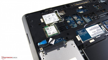 O slot para o chip SIM é encontrado pelos módulos de comunicação.