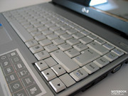 Mesmo o teclado é visualmente agradável e soma a presença do laptop.