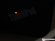 Muito importante: O logotipo deve indicar o estado de operação (ponto do i do ThinkPad acende no pousa palmas e na tampa).