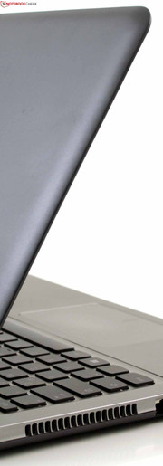 Lenovo IdeaPad U510: a fria superfície de alumínio é agradável. A unidade base é muito estável.