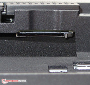 O compartimento para o cartão SIM está localizada atrás da bateria.