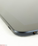 Slot MicroSD na borda inferior do tablet