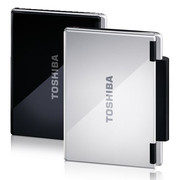 Com as opções de cor Cosmos Black e Brighter Silver, a Toshiba oferece o NB-100 em duas versões.