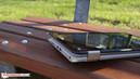A Toshiba usa duas dobradiças.
