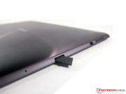 O tablet possui um compartimento para micro SD.