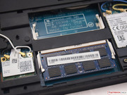 Outro compartimento está localizado do lado da presente barra de RAM de 4 GB