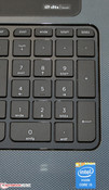 Há um teclado numérico separado.