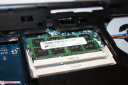 Uma barra de 4 GB DDR3 está inserida em um dos dois bancos de memória.