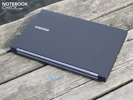 O Samsung NP-200B5B-S01DE: Portátil empresarial completo com teclado e touchpad de primeira linha, mas o case não é dos mais rígidos.