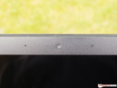 A webcam e microfones estéreo.
