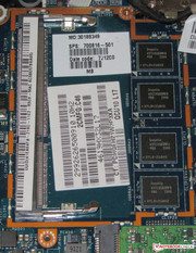 Um slot está aberto; no lado direito está a RAM com a que o Spectre vem (soldada na placa mãe).