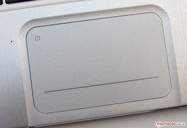 Uma chave liga/desliga está localizada no canto superior esquerdo do touchpad; um LED indica a atividade.