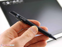 Na embalagem: a mesma caneta digitalizadora que o Vaio Tab 11 tem. O stylus repousa bem na mão, tem uma sensação agradável ao toque, e tem baterias.