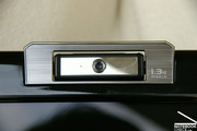 ...uma webcam integrada de 1.3 megapixels com microfone integrado e...