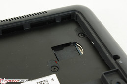 O acesso ao slot SIM requer remover a bateria primeiro