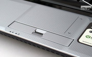 ...o teclado não convence devido a uma superfície pegajosa e porque a área toda recua.