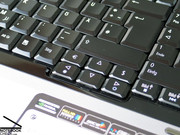 O teclado parece muito bom, porque a superficie dos botões é simples.