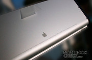 O MacBook alcança uma boa duração da bateria com mais de 3 h de navegação WLAN (brilho máximo) sob MacOS X.