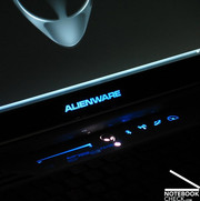 Para fazer com que o portátil tenha um visual mais único, as cores da iluminação LED do m15x pode ser mudada pelo usuário. A placa de alumínio gravada com laser no lado inferior do portátil permite que o usuário personalize ainda mais seu m15x.