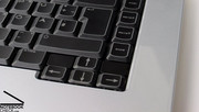 Além disso, o teclado da uma impressão bastante robusta, o que é importante para portáteis de jogos.