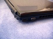 Uma ranhura ExpressCard e outra Memorystick/SD Cardreader pertence ao equipamento com que este Samsung vem.