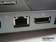 RJ 45 Gigabit LAN e porto de ecrã na esquerda (infelizmente não está disponível uma HDMI)