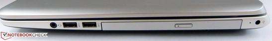 Atrás do conector de força, o DVD drive domina à direita. 2x USB 3.0 e o conector de 3,5 mm vem entes dele.