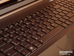 O teclado com suas teclas individuais fornece uma sensação agradável para a digitação.