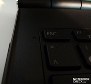 O brilho da tela e do teclado podem ser ajustados de optativamente através do sensor de brilho.
