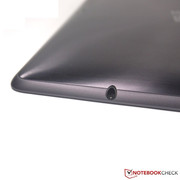 Os conectores de áudio para fones ou microfone.
