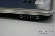 Este portátil fornece uma característica especial no lado frontal: dois portos para fones.