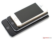 Nosso aparelho de teste é maior que o iPhone 5s, mas o iPhone 6 Plus a ainda maior.