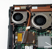 Os dois ventiladores de tamanho considerável, fazem notar-se rapidamente, um para o CPU e outro exclusivamente para o arrefecimento da placa gráfica.