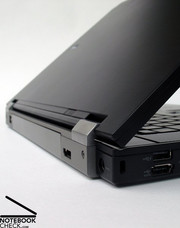 Nas novas dobradiças da tela pode ser notada uma certa semelhança dos modelos ThinkPad.