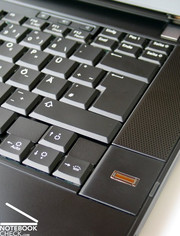 O teclado é claramente caracterizado por ter uma  boa disposição e o tamanho das teclas ser bom.