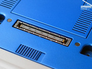 Para conexões adicionais, a base externa precisa ser conectada na parte inferior do portátil.