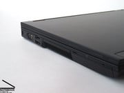 Com uma porta de tela digital, uma conexão eSATA, assim como 3 portos USB, o dispositivo oferece quase o mesmo equipamento que o seu colega de 15.4 polegadas.