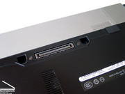 Graças à conexão para base externa no lado inferior do portátil o M2400 também pode ser ampliado por mais interfaces.