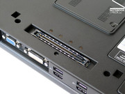 O M6300 fornece um porto docking, que é uma interface obrigatória para portáteis projetados para profissionais. Isto faz possível integrar idealmente este portátil no seu ambiente te de escritório existente.