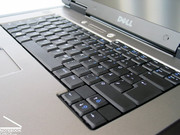 A digitação é confortável. Típico da Dell, os botões do touch pad têm um longo deslocamento.