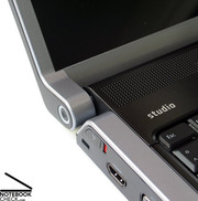 O Dell Studio 15 oferece um grande número de conexões periféricas e tem um drive óptico Blu-ray.