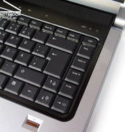 O teclado do notebook é praticamente idêntico ao do XPS M1530 e oferece um digitar leve e prazeroso.