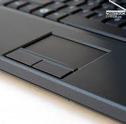 Adicionalmente a isto está um touch pad com uma superfície agradável para o uso. Os dois botões do touch keys têm que ser pressionados com força, o que é típico para portáteis Dell.