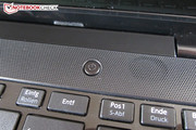 Um alto falante está localizado à direita, do lado do botão interruptor.