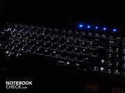 O teclado possui iluminação branca. A intensidade pode ser controlada