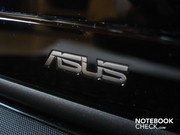 O logo da Asus está no marco inferior da tela