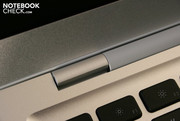 A única, típico da Apple, dobradiça da tela limita o ângulo de abertura máximo da coberta.