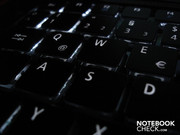 O teclado tem uma luz branca (pode ser desativada facilmente através de uma combinação de teclas FN)
