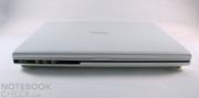 O notebook apresenta o atual design Amilo, com um forte contraste preto e branco e contornos bem definidos.