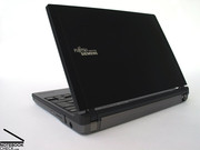 A Fujitsu-Siemens segue o padrão clássico de design de negócios com o Lifebook P7230: